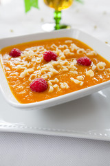 zupa krem marchewkowo-pomarańczowy z malinami © heleniakmichal