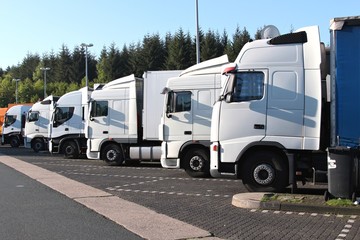 LKW auf Autobahnrastplatz