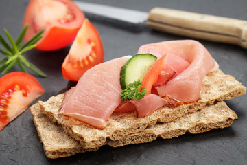 Knäckebrot, roher Schinken