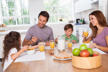 Obraz na płótnie Canvas Rodzina jedzenie zdrowe śniadanie