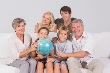 Fototapeta na wymiar Portret rodziny spojrzenie na aparat fotograficzny z globusem
