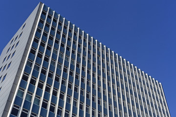 Abstraktes Detail der Fassade eines Bürogebäudes