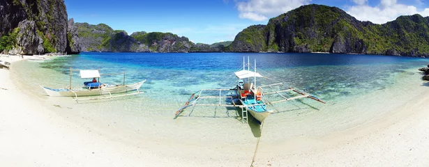 Afwasbaar Fotobehang Eiland Boten op een strand bij Snake Island. El Nido, Filipijnen