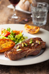 Steak vom Grill mit Grillkartoffeln