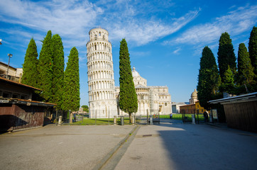 Fototapeta na wymiar Słynna krzywa wieża w Pizie w letni dzień