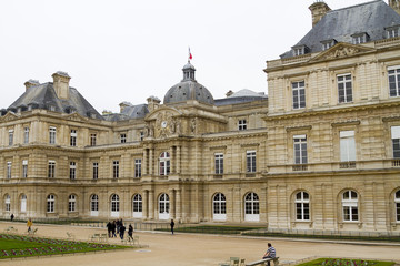 Fototapeta na wymiar Pałac Luksemburski w Paryżu