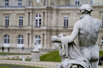 Fototapeta na wymiar pomnik przed pałacem Luksemburgu, Paryżu