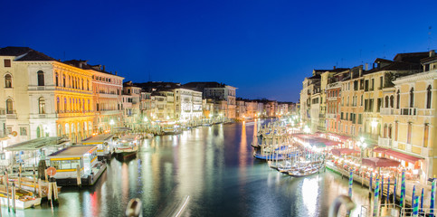 Fototapeta na wymiar Wenecja, Włochy - 30 czerwca: Widok z mostu Rialto, 30 czerwca 201
