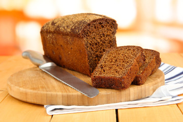 Sliced black bread and knife