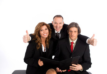 Gemischtes Team mit Daumen hoch