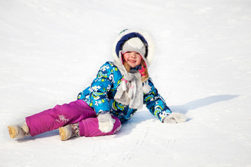 Fototapeta na wymiar Aktywność Zima: małe dziecko zabawy na śniegu