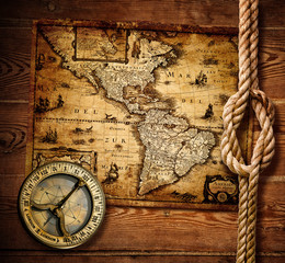 Fototapeta na wymiar Stare kompas i mapy archiwalne
