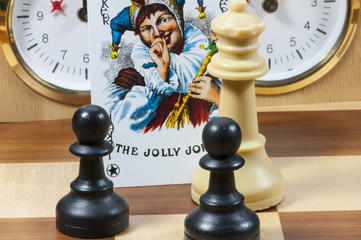 weißer König mit schwarzen Bauern und Joker