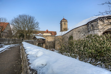 Fototapeta na wymiar Wieś Wieża i ściany, Rothenburg ob der Tauber, Niemcy