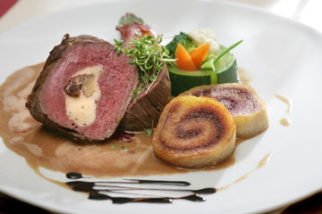 Rentier mit Maronen-Thymian-Füllung und Preiselbeer-Sauce