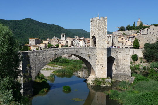 Antike Brücke in Besalu, Katalonien, Spanien
