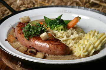 Bratwurst mit Kartoffelpüree und Specksoße u. Champagnerkraut