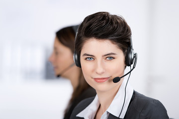 servicemitarbeiterin mit headset