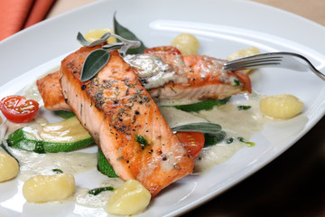 Lachsfilet mit Gnocchi, Zucchini und Salbeischaum