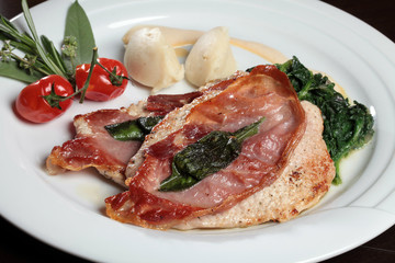 Kalbsschnitzel, Parmaschinken und Salbei