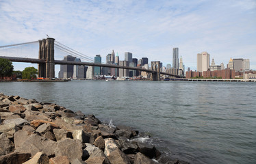 Blick auf die Brooklyn Bridge und die Skyline von New York