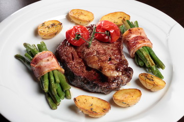 Rib Eye Steak mit Speckbohnen