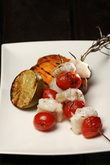 Seeteufel vom Grill mit Kirschtomaten und Rosmarin
