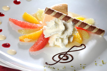 Mousse von der Blutorange, Grapefruitsoße und Orangenspalten