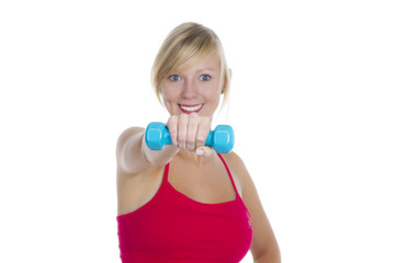 Frau streckt eine Hantel nach vorne