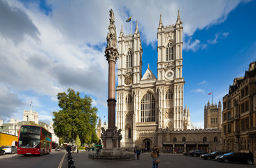 Fototapeta na wymiar Przednia fasada Westminster Abbey w słoneczny dzień. Londyn, Wielka Brytania