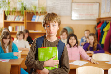 Fototapeta na wymiar Poważny uczeń przed klasą