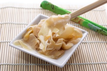 Gingembre aigre-doux en fines lamelles.