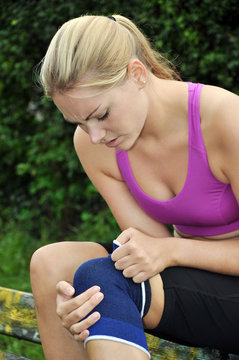Joggerin mit Kniegelenk-Schmerzen