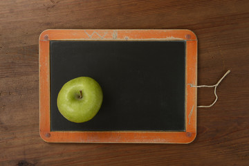 Tafel mit grünem Apfel