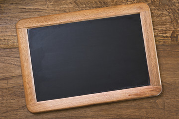 Tafel auf Holztisch