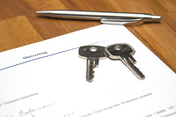 Mietvertrag mit Stift und Schl&uuml;ssel