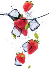 Erdbeeren mit Eiswürfeln, isoliert auf weißem Hintergrund