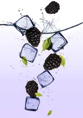 Deurstickers Fruit in ijs Bramen met ijsblokjes
