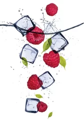 Poster Im Rahmen Himbeeren mit Eiswürfeln, isoliert auf weißem Hintergrund © Jag_cz