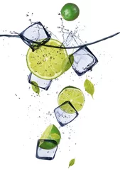 Crédence de cuisine en verre imprimé Dans la glace Limes avec des glaçons, isolé sur fond blanc