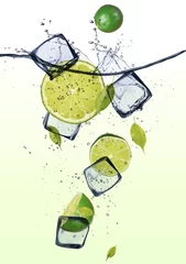 Keuken foto achterwand Opspattend water Limoenen met ijsblokjes