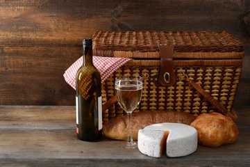 Kussenhoes vintage picknickmand met wijn © Michael Gray