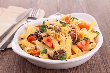 pasta gratin with broccoli and tomato