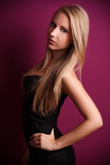Naklejka premium beautiful blond woman with violet background