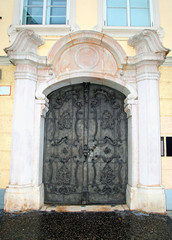 Fototapeta na wymiar średniowieczne drzwi z metalu ozdobny wzór (Salzburg)