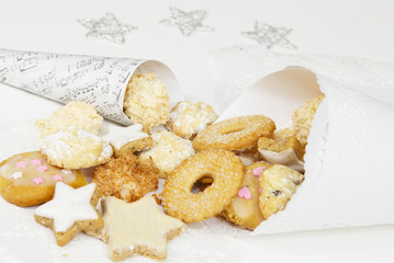Papiertüten mit Weihnachtsgebäck
