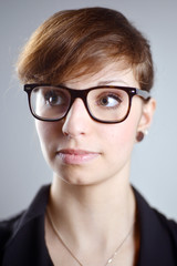 Portrait einer jungen Frau mit grosser Brille