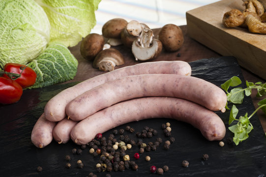Grobe Wild-Bratwurst mit typischen Zutaten