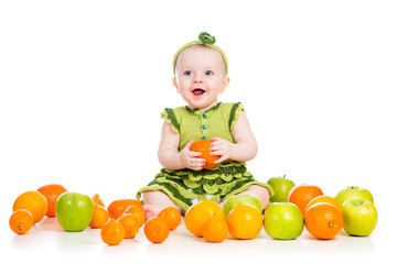 Fototapeta na wymiar szczęśliwa dziewczynka z owoców samodzielnie na białym tle