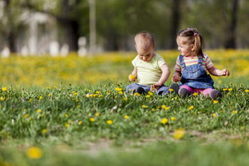 Fototapeta premium Kids in the spring field